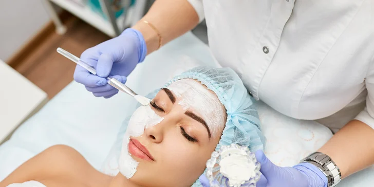 Balíčky kozmetických ošetrení: relaxačná masáž tváre, čistenie pleti skin scrubberom či laminácia obočia