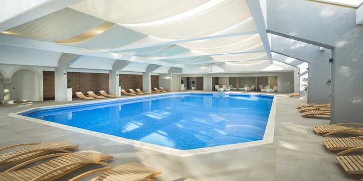 4* pobyt s polpenziou na vyhlásenej Opatijskej riviére: hotel s bazénmi, saunami a súkromnou plážou