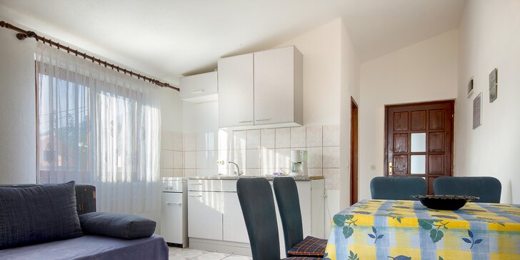 Pohodová dovolenka v Chorvátsku priamo pri pláži: moderný apartmán s kuchynkou