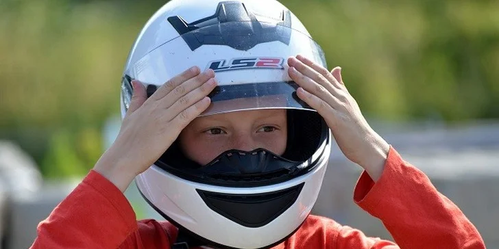 Autokrosový pretekár počas pretekov Autokros grande Slovakia