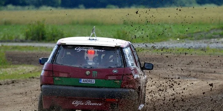 Autokrosový pretekár počas pretekov Autokros grande Slovakia