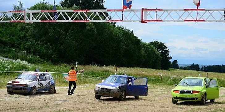 Autokrosový pretekár počas pretekov Autokros grande Slovakia