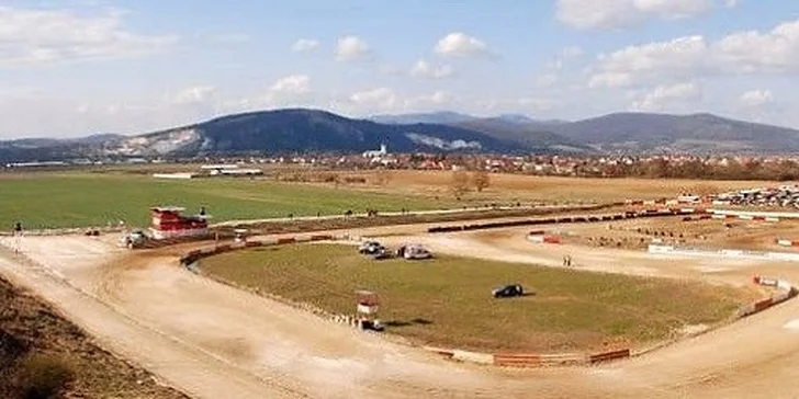 Autokrosový pretekár počas pretekov Autokros grande Slovakia