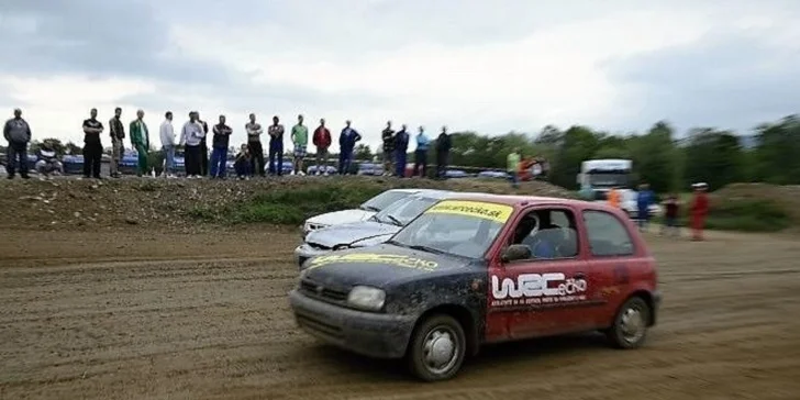 Autokrosový pretekár počas pretekov Autokros grande Slovakia