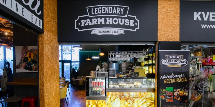Striploin steak pripravovaný na drevenom uhlí v Legendary Farmhouse