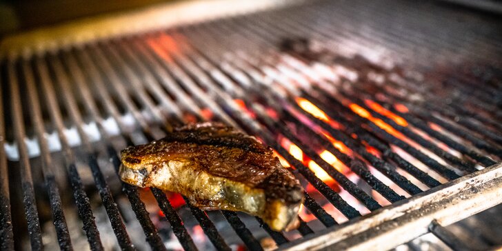 Striploin steak pripravovaný na drevenom uhlí v Legendary Farmhouse
