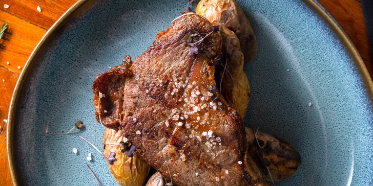 Striploin steak pripravovaný na drevenom uhlí v Legendary Farmhouse