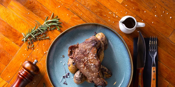 Striploin steak pripravovaný na drevenom uhlí v Legendary Farmhouse
