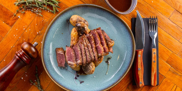 Striploin steak pripravovaný na drevenom uhlí v Legendary Farmhouse