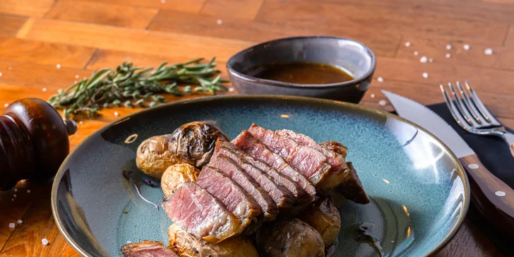 Striploin steak pripravovaný na drevenom uhlí v Legendary Farmhouse