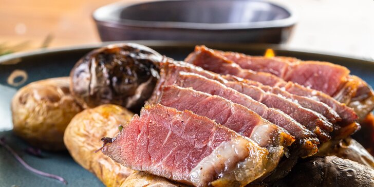 Striploin steak pripravovaný na drevenom uhlí v Legendary Farmhouse