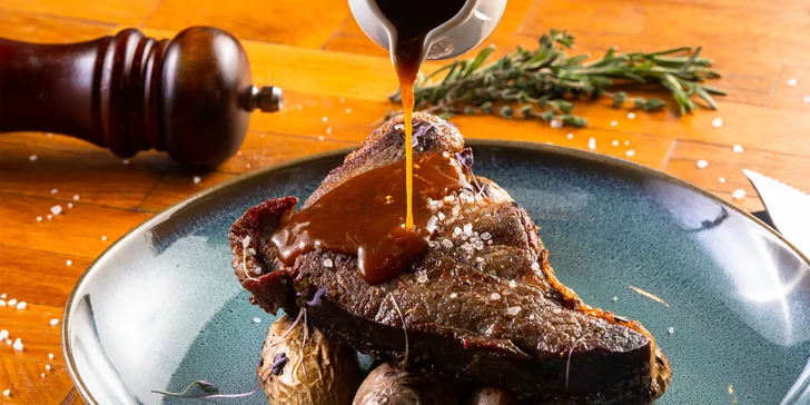 Striploin steak pripravovaný na drevenom uhlí v Legendary Farmhouse