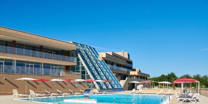 Rodinná dovolenka v Poreči: hotel len 300 m od pláže, bazény a wellness, polpenzia s nápojmi, dieťa do 11,9 rokov zdarma
