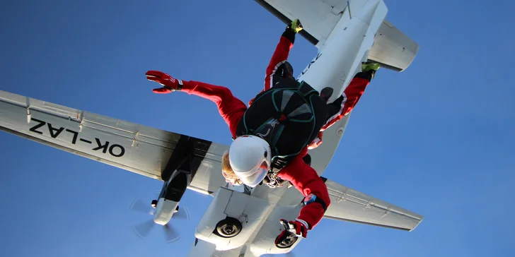 Tandemový zoskok padákom z výšky 3000, 4200 či 6000 m - aj s fotografiami a videozáznamom