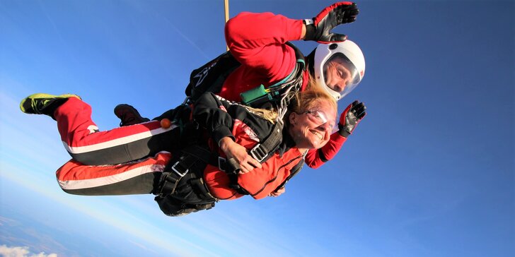 Tandemový zoskok padákom z výšky 3000 až 4200 m - aj s fotografiami a videozáznamom
