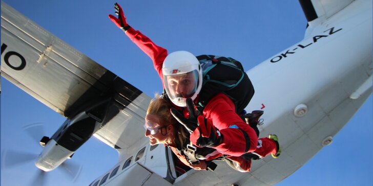 Tandemový zoskok padákom z výšky 3000 až 4200 m - aj s fotografiami a videozáznamom