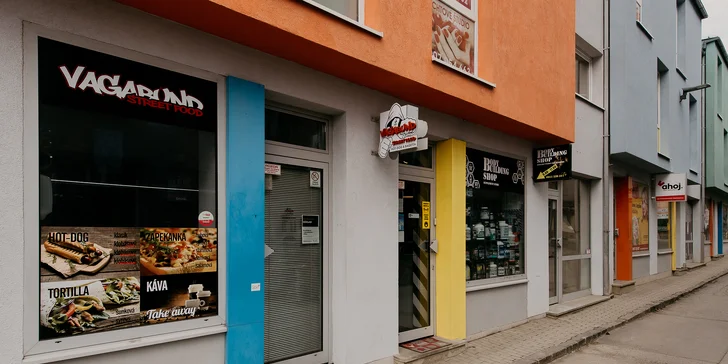 Chrumkavé kuracie stripsy s bohatou prílohou alebo tortilla s kávou vo Vagabund Street Food