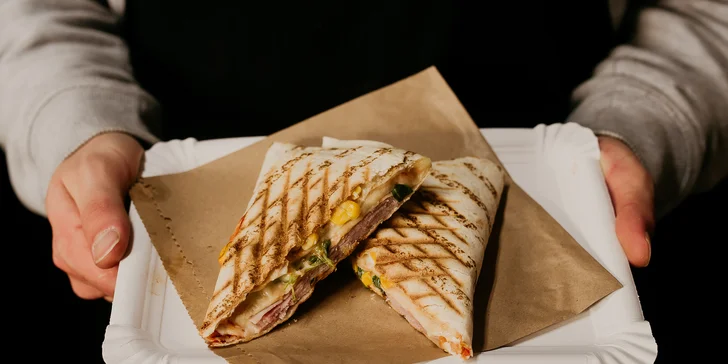 Chrumkavé kuracie stripsy s bohatou prílohou alebo tortilla s kávou vo Vagabund Street Food