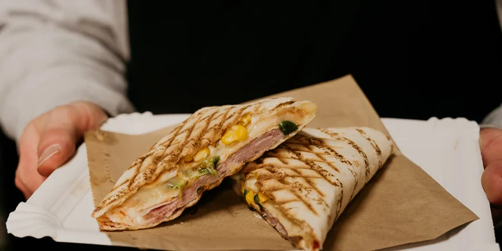Chrumkavé kuracie stripsy s bohatou prílohou alebo tortilla s kávou vo Vagabund Street Food