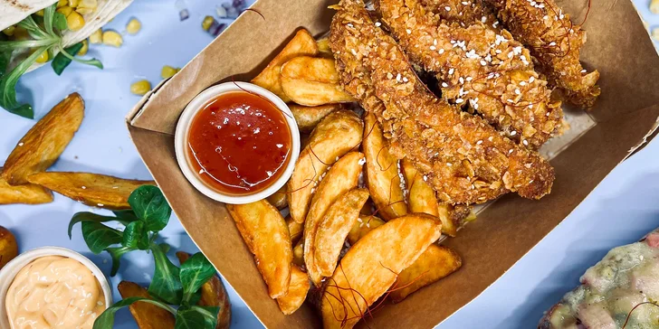 Chrumkavé kuracie stripsy s bohatou prílohou alebo tortilla s kávou vo Vagabund Street Food