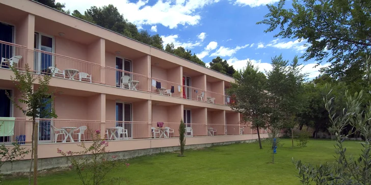 Na dovolenku do Chorvátska: hotel v Omiši blízko pláže, polpenzia