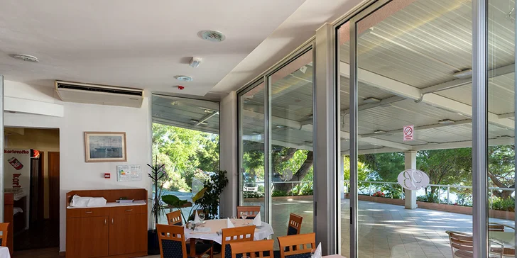 Na dovolenku do Chorvátska: hotel v Omiši blízko pláže, polpenzia