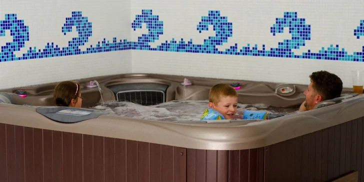 Privátny vstup do bazéna s wellness pre dvoch či celú rodinu