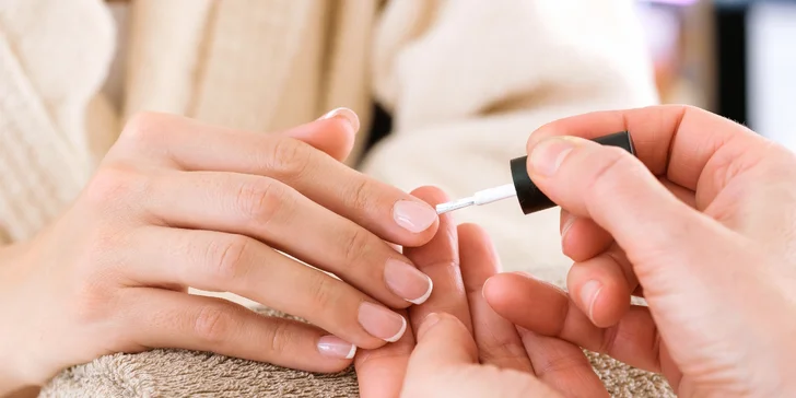 Kombinovaná pedikúra, wellness pedikúra, manikúra s gél lakom alebo wellness manikúra pre dámy aj pánov