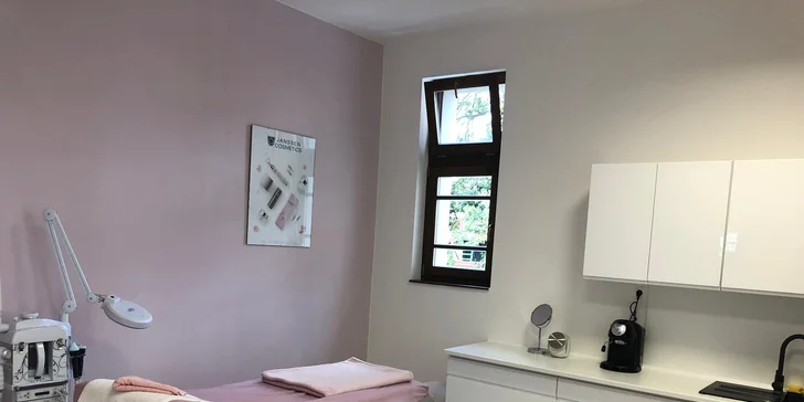 Kozmetická masáž tváre a dekoltu či luxusné kaviárové ošetrenie pleti aj s malým darčekom k obom ošetreniam