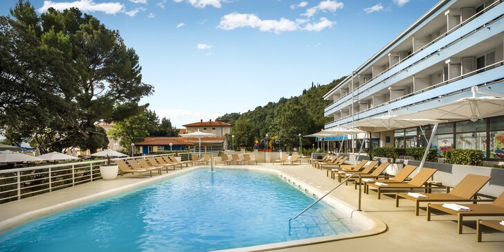 Hotel na Istrii pri pláži: strava a čapované nápoje pri večeri, neobmedzený wellness, 2 deti do 13,9 rokov zdarma