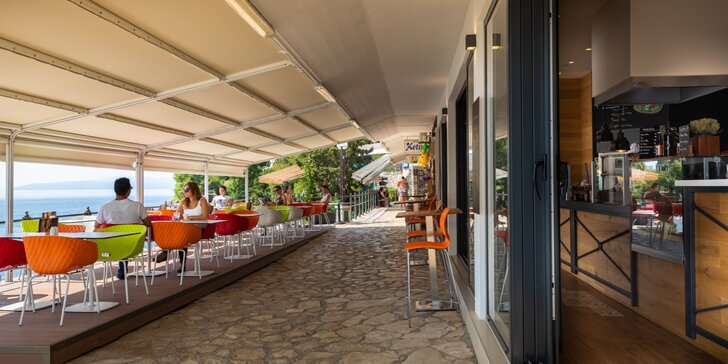 Dovolenka na Istrii: hotel priamo na pláži, vnútorný bazén a polpenzia s nápojmi