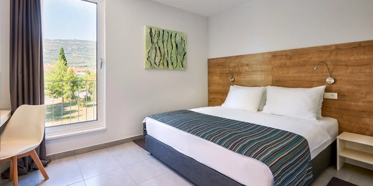Dovolenka v letovisku Kaštel neďaleko Splitu: 3* hotel priamo pri pláži s raňajkami