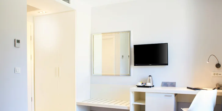 Dovolenka v letovisku Kaštel neďaleko Splitu: 3* hotel priamo pri pláži s raňajkami