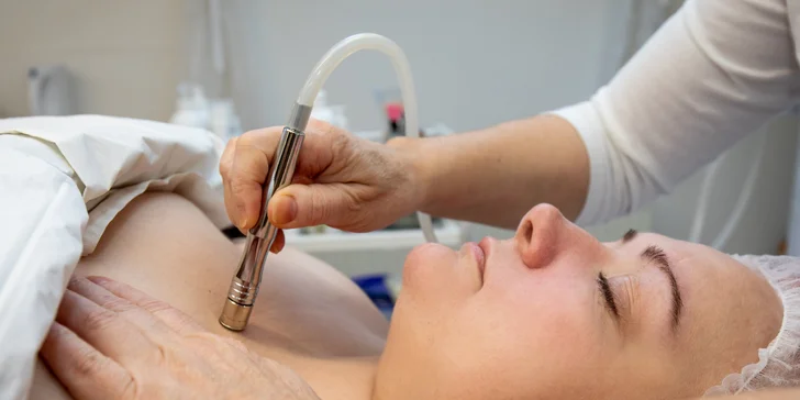Diamantová dermabrázia, kyslíková terapia alebo relaxačné ošetrenie s masážou či hĺbkové čistenie proti akné v kozmetickom salóne Stella
