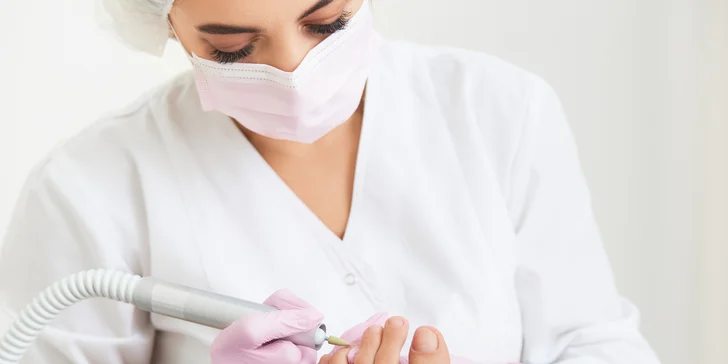 Pedikúra pre dokonalé nohy: mokrá, prístrojová, kombinovaná s lakovaním alebo wellness pedikúra s peelingom, masážou a lakovaním