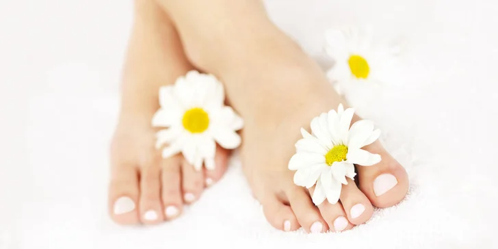 Pedikúra pre dokonalé nohy: mokrá, prístrojová, kombinovaná s lakovaním alebo wellness pedikúra s peelingom, masážou a lakovaním