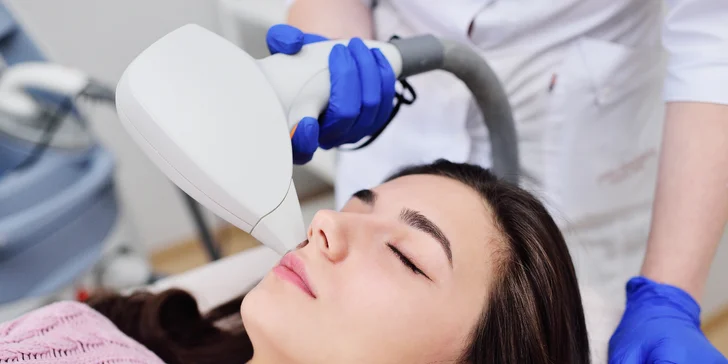 Odstránenie chĺpkov v oblasti bikín, na hornej pere alebo predkolení technológiou IPL