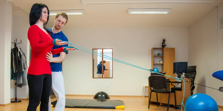 Klasická alebo terapeutická masáž vykonávaná fyzioterapeutom a termoterapia