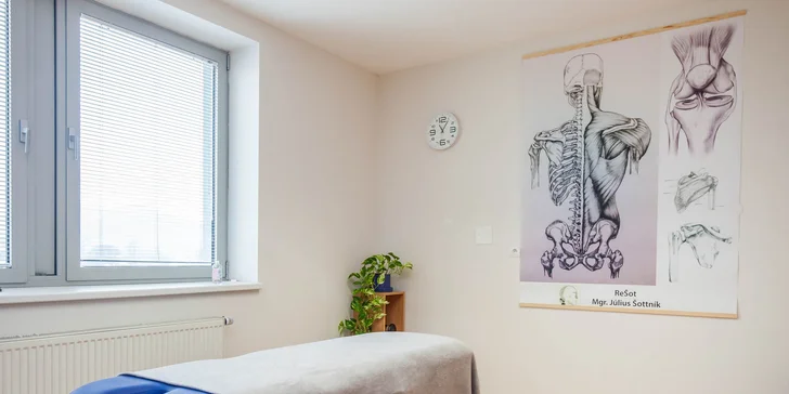 Klasická alebo terapeutická masáž vykonávaná fyzioterapeutom a termoterapia