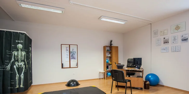 Klasická alebo terapeutická masáž vykonávaná fyzioterapeutom a termoterapia