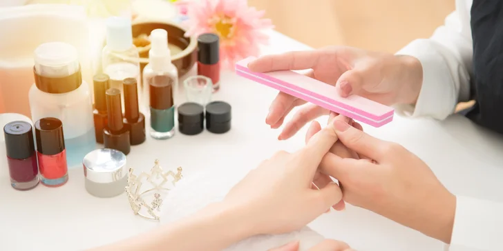 Modeláž alebo dorábka gélových nechtov vo Verka Lendy Nails