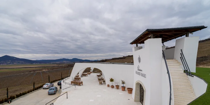 Vinohradnícky unikát na Tokaji: jedinečné ubytovanie v Chateau GRAND BARI s raňajkami