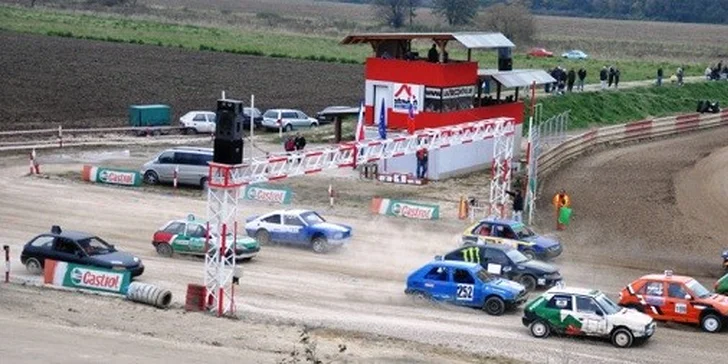 Autokrosový pretekár počas pretekov Autokros grande Slovakia