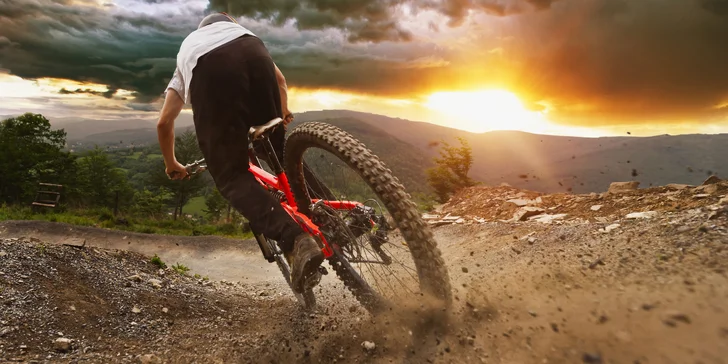 Zapožičanie hardtail alebo celoodpruženého elektrického bicykla v Rajeckej doline