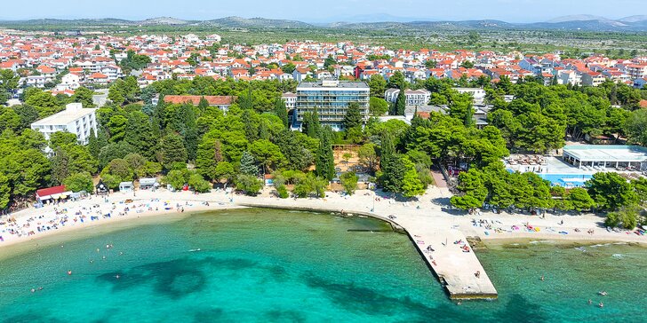 Užite si dovolenku v Chorvátsku: pobyt pri pláži s polpenziou a vstupom do bazénov