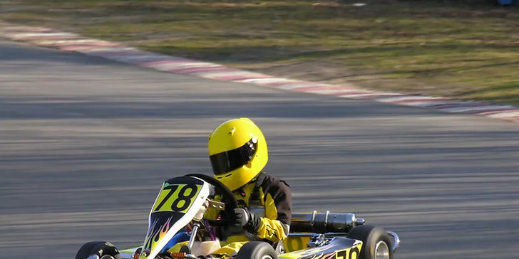 Adrenalínová jazda na motokárach