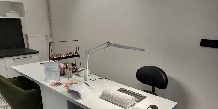 Gél lak alebo nové gélové nechty v nechtovom štúdiu Zuzu Nails