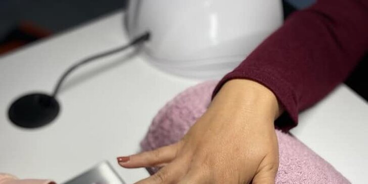 Japonská manikúra, gél lak alebo wellnes manikúra v nechtovom štúdiu Zuzu Nails
