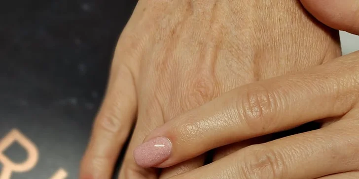 Japonská manikúra, gél lak alebo wellnes manikúra v nechtovom štúdiu Zuzu Nails