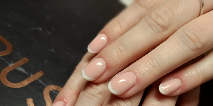 Japonská manikúra, gél lak alebo wellnes manikúra v nechtovom štúdiu Zuzu Nails